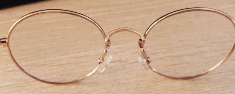 眼镜中间两个透明的叫什么(擦眼镜的正确方法)