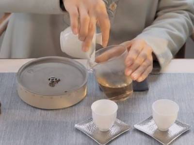 茶饼怎么泡茶(茶饼拆饼视频教程)