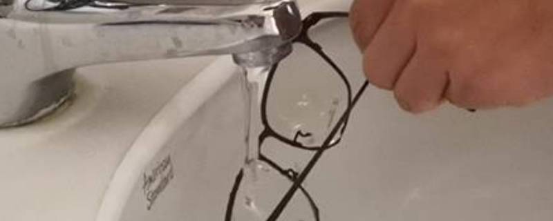 洗洁精洗眼镜会不会损坏眼镜(眼睛经常用洗洁精洗好吗)