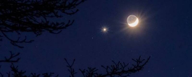 秋季月亮旁边的星星叫什么(月亮不远处很亮的星星是啥星)