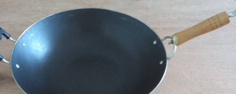 为什么铁锅洗干净了擦起来还是黑的(洗过的铁锅用纸擦出黑)