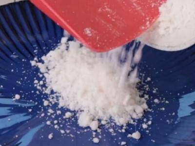 制盐的简单人工方法(野外海水煮的盐怎么处理可以食用)