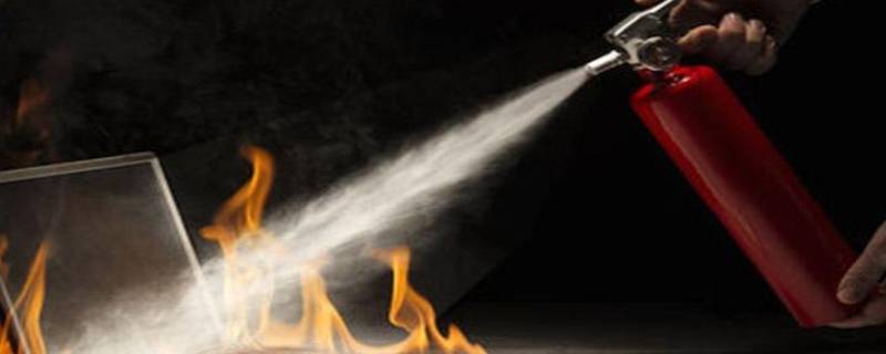 将灭火剂直接喷洒在可燃物上是什么灭火法(身上着火时 正确的灭火方法是)